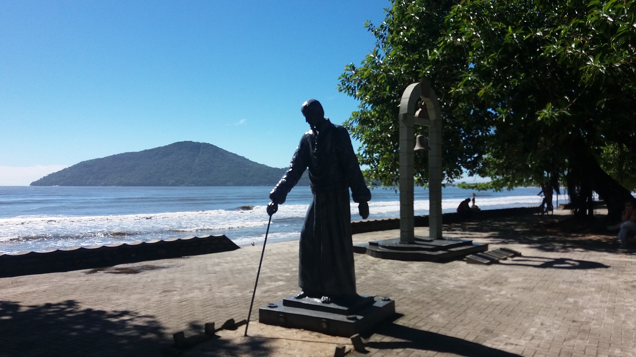 Padre Anchieta escrevendo o poema na Praia de Iperoig