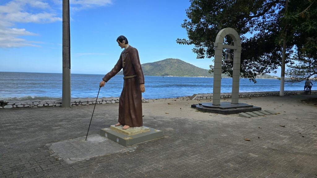 Estátua do Padre Anchieta na orla da praia