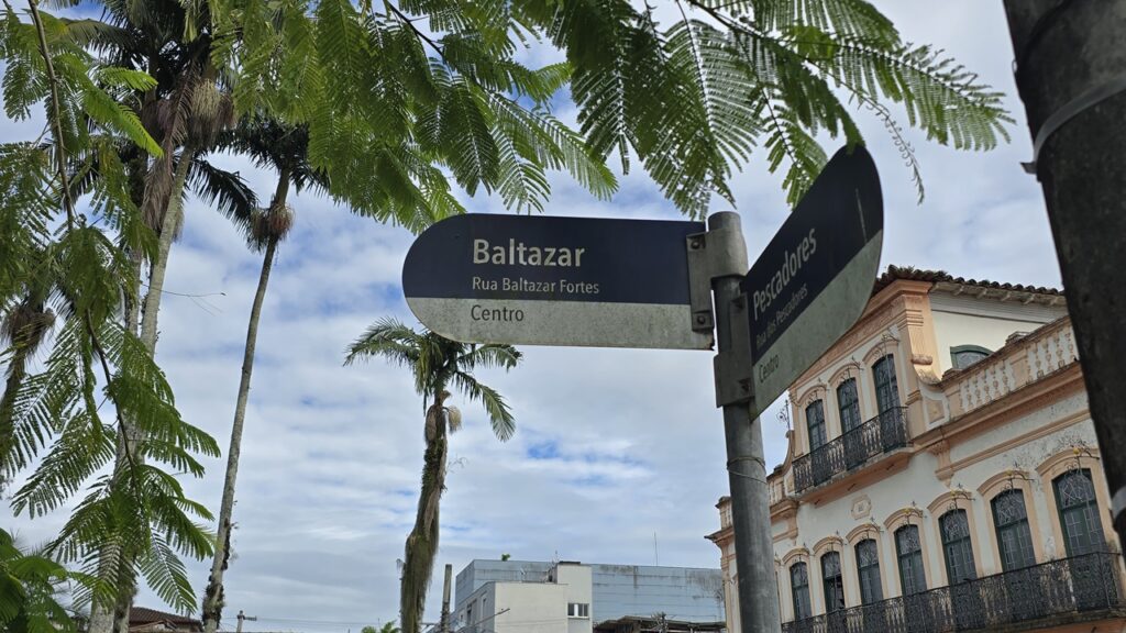 Placa de rua em homenagem a Baltazar Fortes