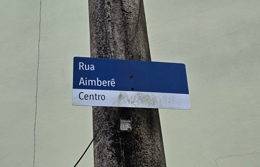 Homenagem a Aymberê em rua de Ubatuba
