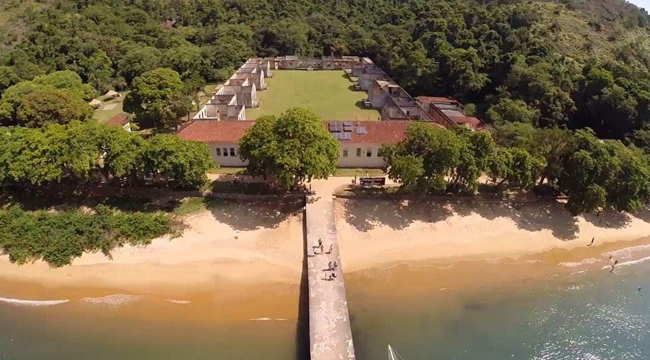 Praia do Presídio a esquerda da imagem e Praia do Sapateiro a direita