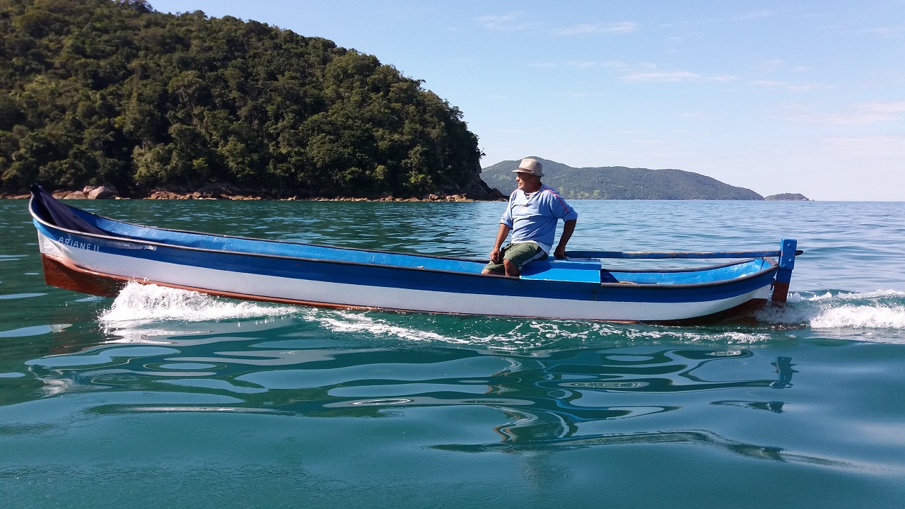 O caiçara Sr. Domingos e sua canoa motorizada