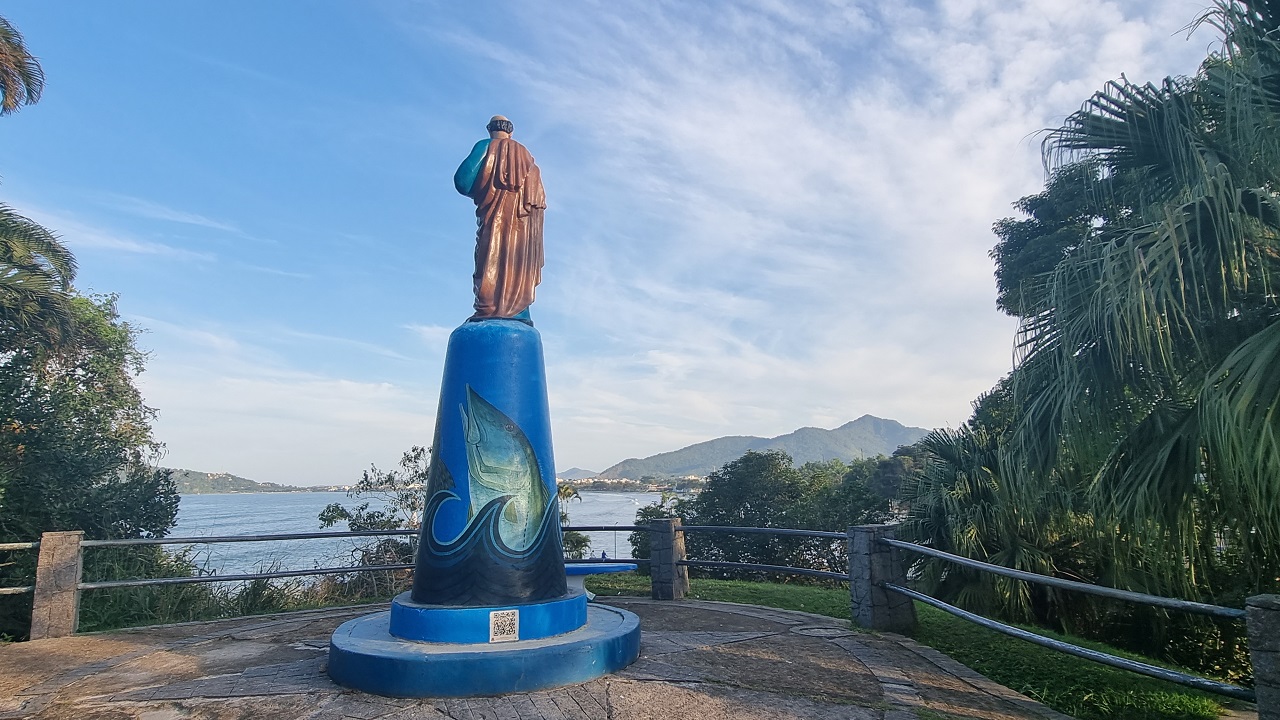 São Pedro no Morro da Prainha observando a baía de Ubatuba