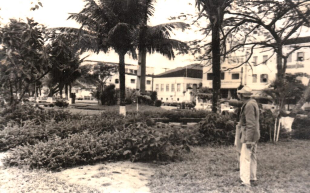 Sr. Lindolfo, outra testemunha do fato indicando o local do pouso do avião