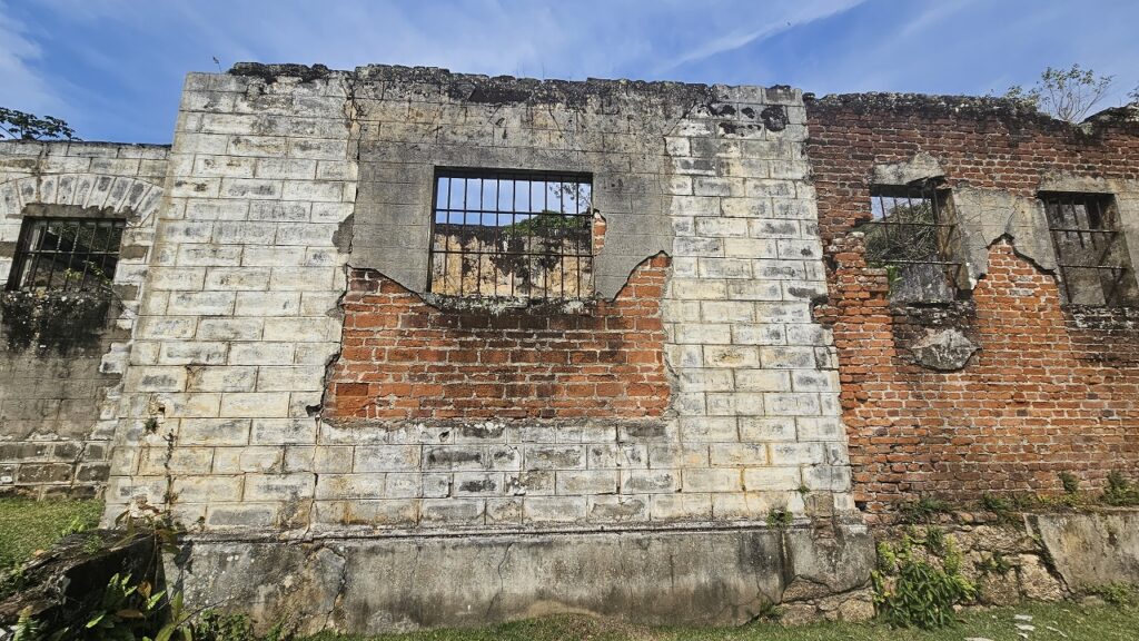 Ruínas do Presídio - Destaque para o acabamento da parede, sobre os tijolos, temos massa de cimento, imitando blocos