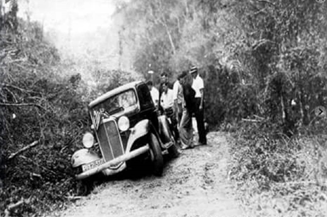 Primeiro carro a descer a Estrada da Serra do Mar - Oswaldo Cruz - 1933 - Arquivo Edson Silva