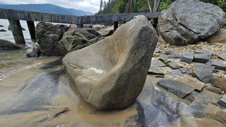 A-Pedra-Sofá-na-Praia-das-Galhetas