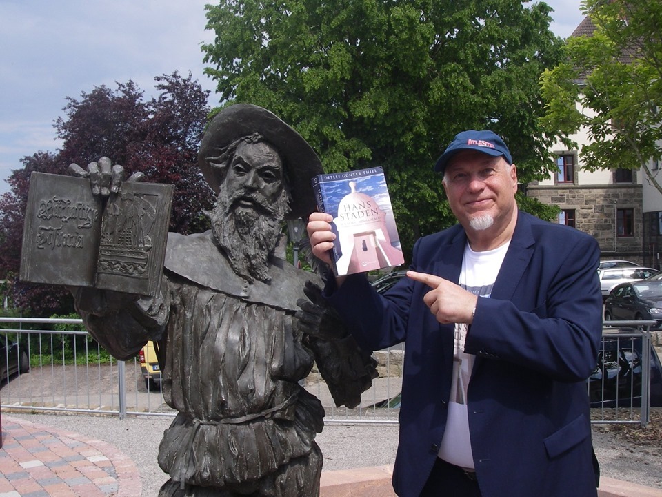 Estátua de Hans Staden e o escritor alemão Detlef Gunter Thiel