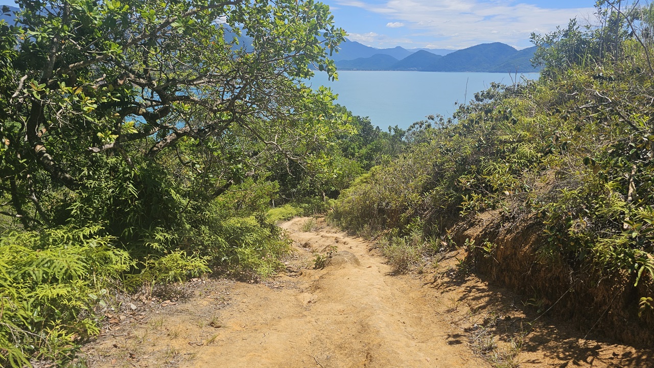 Trilha para a Praia da Raposa