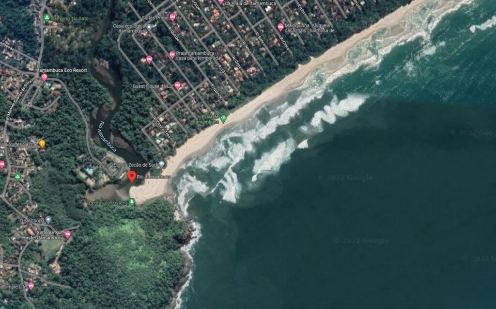 Prainha no canto direito de Itamambuca - Imagem: Google Maps