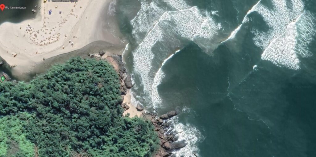 Prainha no canto direito de Itamambuca