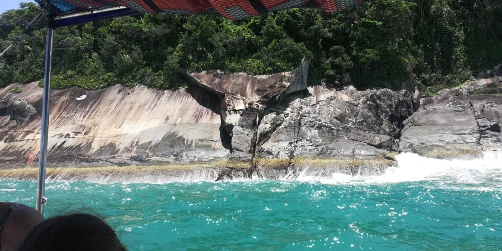 Pedra Rabo de Baleia - Praia da Lagoa - Formações Rochosas