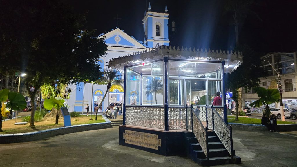 Praça da Matriz com o Coreto e a Igreja Exaltação da Santa Cruz