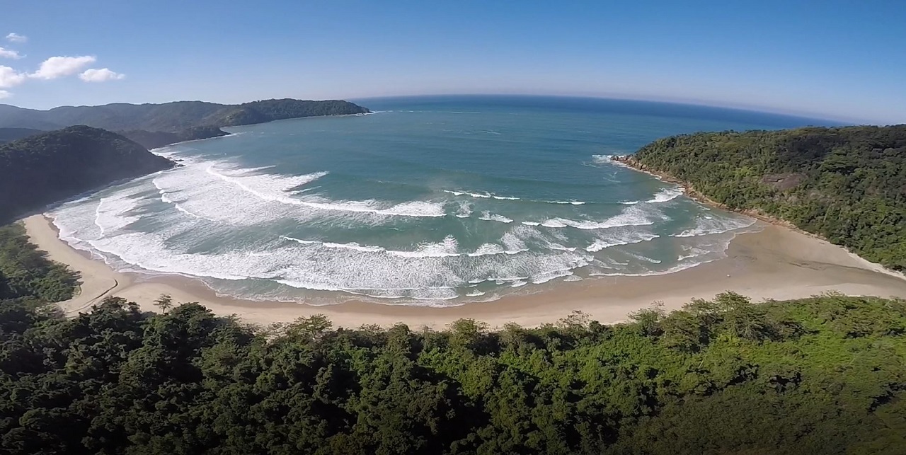 Praia Brava do Camburi | Imagem de @fabriciorinkes.clicks