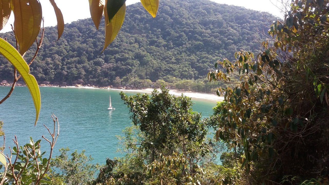 Praia das 7 Fontes - trilha para Gruta do Pirata