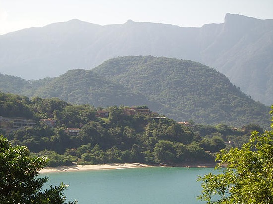 Praia Vermelha do Sul vista de frente temos vegetação preservada e o imponente Pico do Corcovado