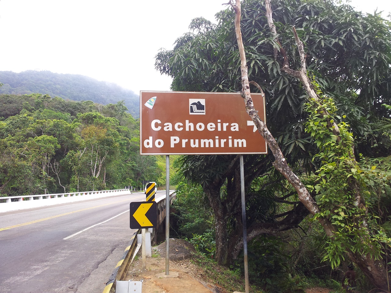 Placa na rodovia indicando o acesso para a Cachoeira do Prumirim