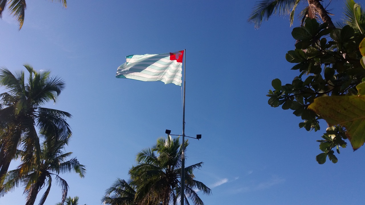 A bandeira de Ubatuba na orla da praia próximo ao centro da cidade