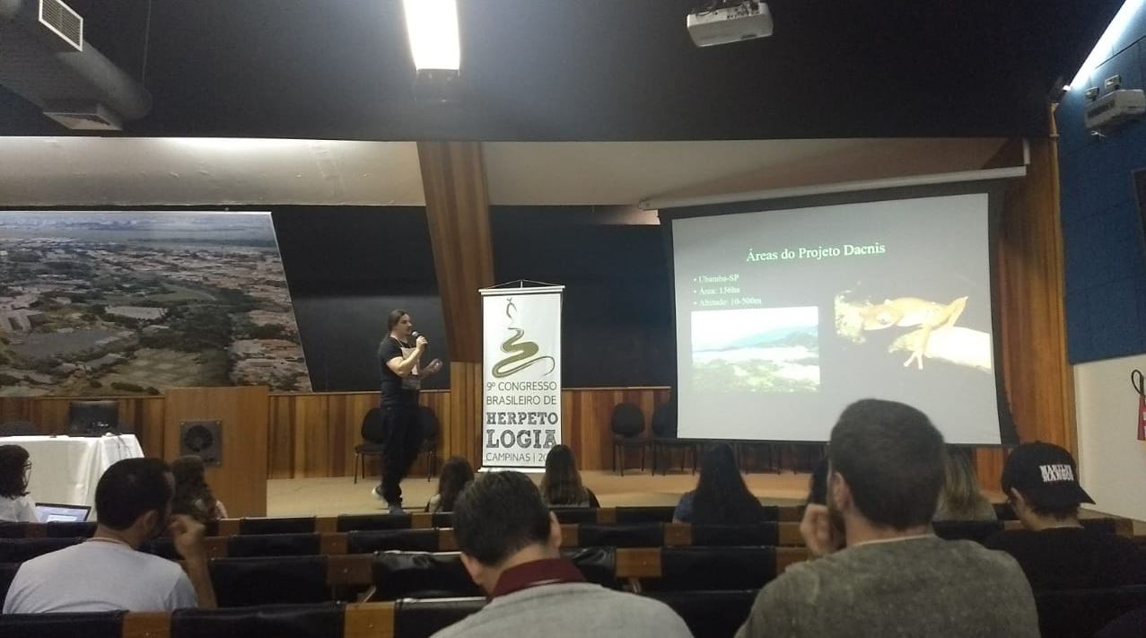 Apresentação sobre a atuação do Projeto Dacnis no estudo da herpetofauna da Mata Atlântica.