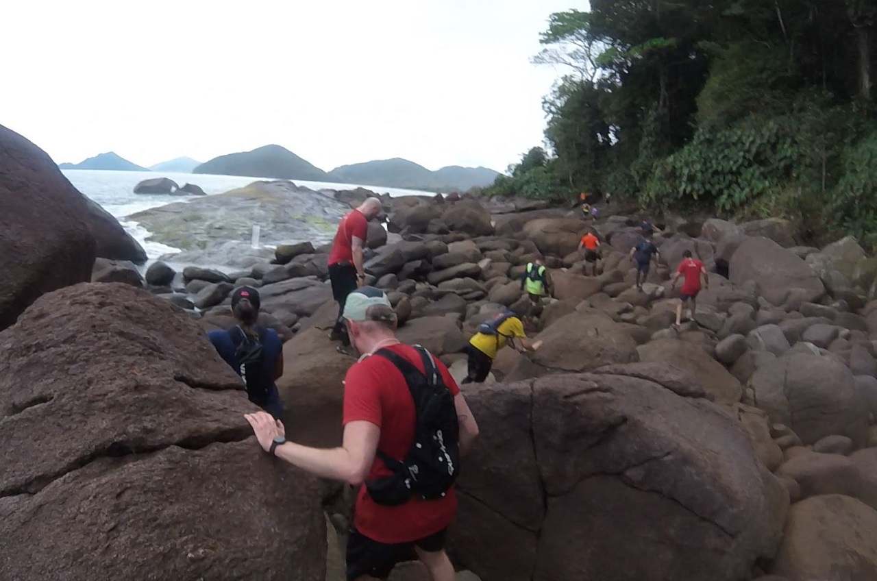 Uma trilha de pedras no final da praia