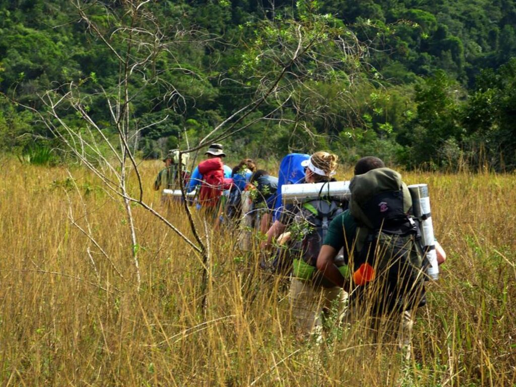 Ao realizar trilhas  recomendamos a contratação de um guia credenciado