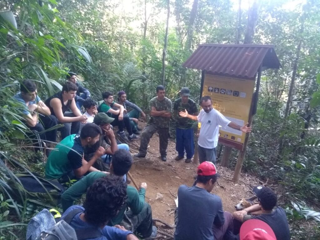 Trilhar acompanhado de um guia credenciado é muito mais seguro